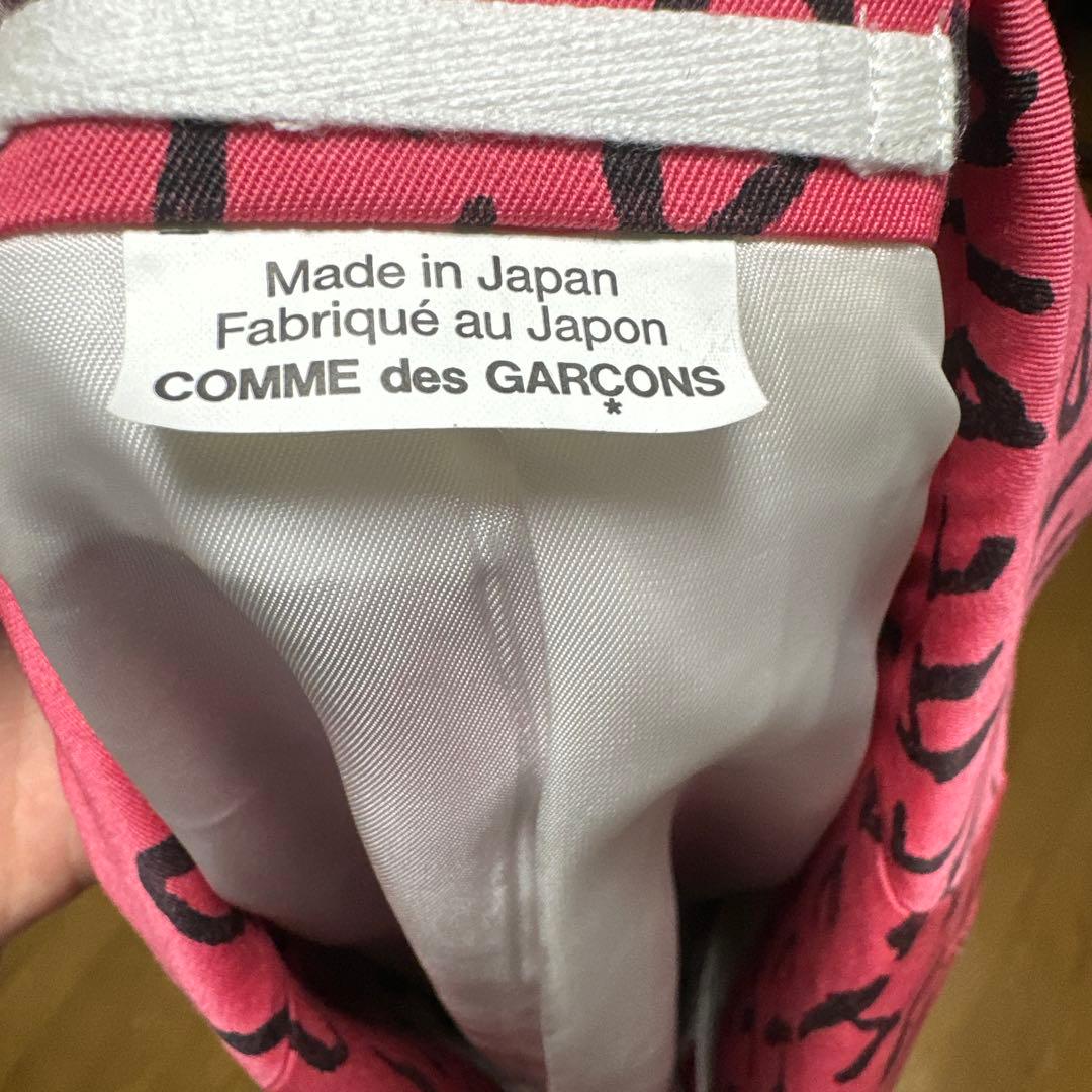 コムデギャルソン　オムプリュス　ピンク 文字プリント テーラードジャケット