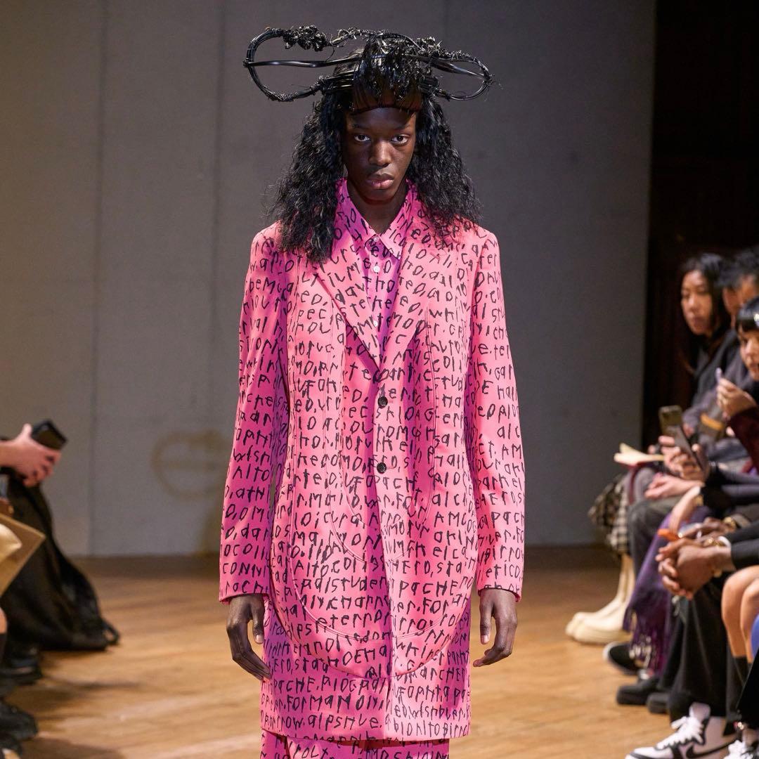 コムデギャルソン　オムプリュス　ピンク 文字プリント テーラードジャケット