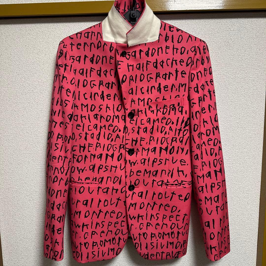 コムデギャルソン　オムプリュス　ピンク 文字プリント テーラードジャケット
