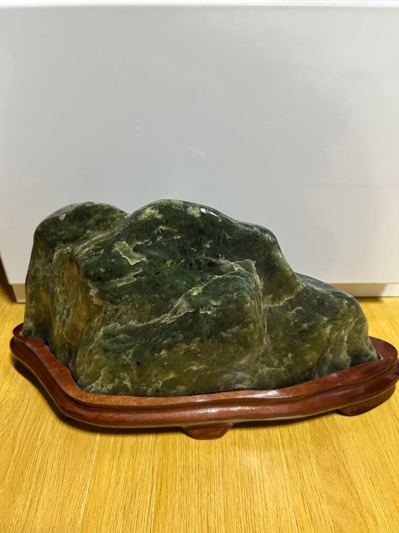 天然ネフライト 翡翠 軟玉 鑑賞石 天然石 自然石 水石 木製台座付き