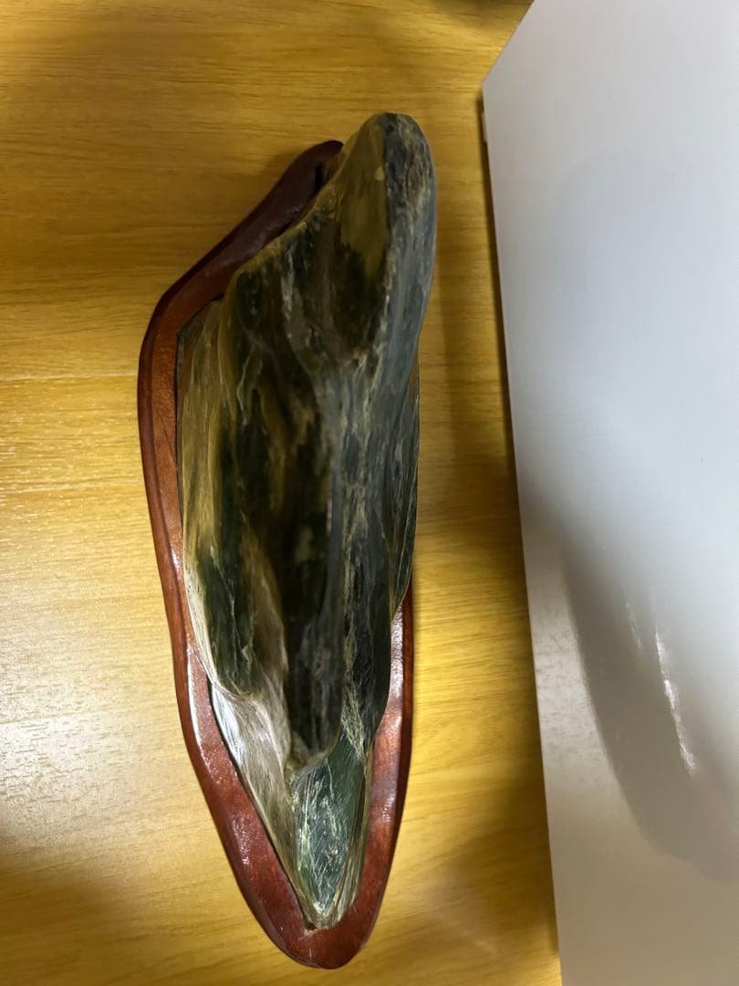 天然ネフライト 翡翠 軟玉 鑑賞石 天然石 自然石 水石 木製台座付き