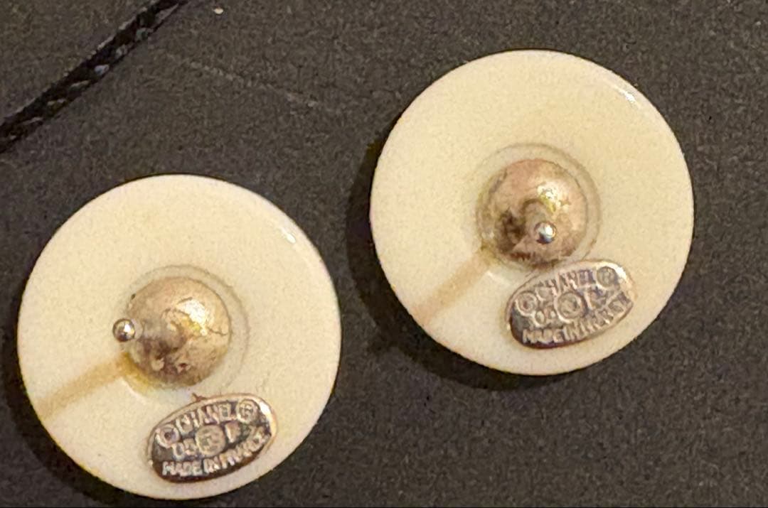 CHANEL ボタンピアス