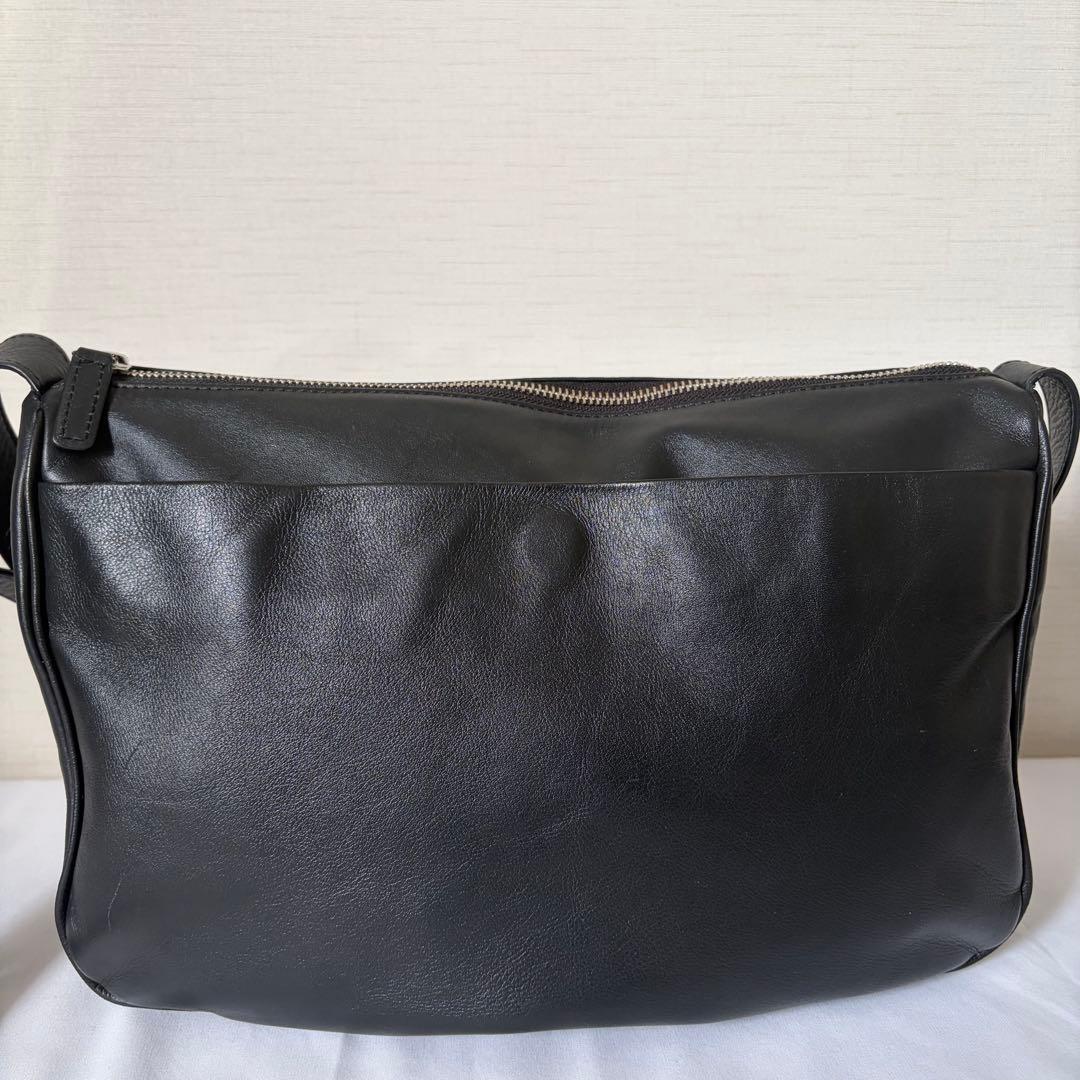 イアパピヨネ　スワローマチショルダーバッグ　レザー　ブラック