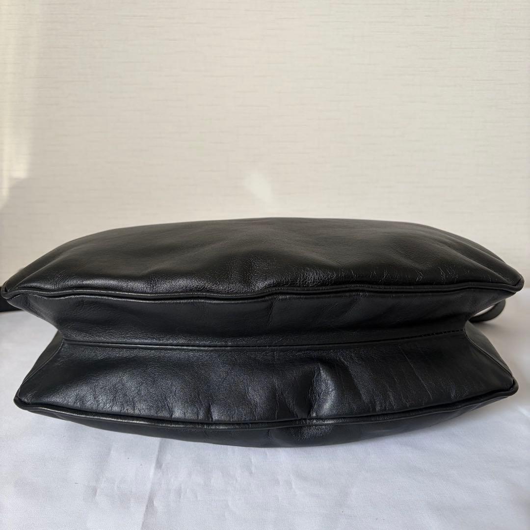 イアパピヨネ　スワローマチショルダーバッグ　レザー　ブラック