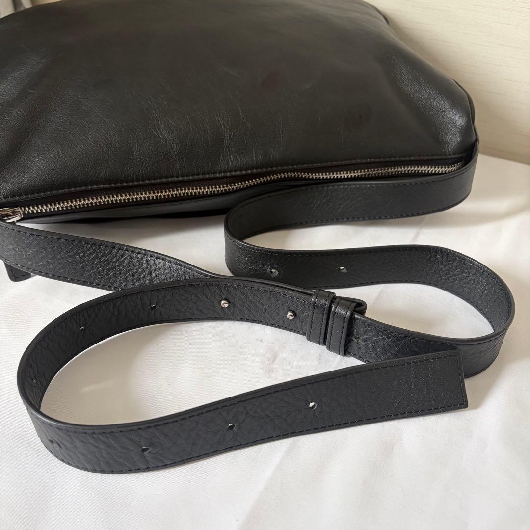 イアパピヨネ　スワローマチショルダーバッグ　レザー　ブラック