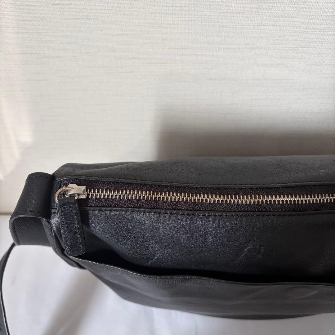 イアパピヨネ　スワローマチショルダーバッグ　レザー　ブラック