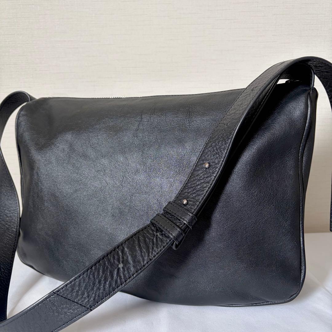 イアパピヨネ　スワローマチショルダーバッグ　レザー　ブラック