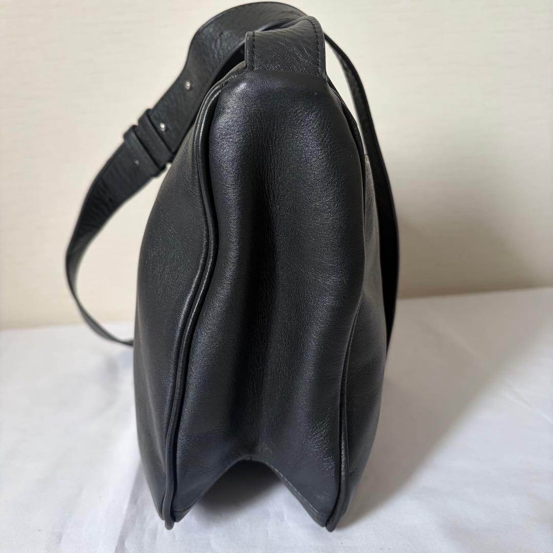 イアパピヨネ　スワローマチショルダーバッグ　レザー　ブラック