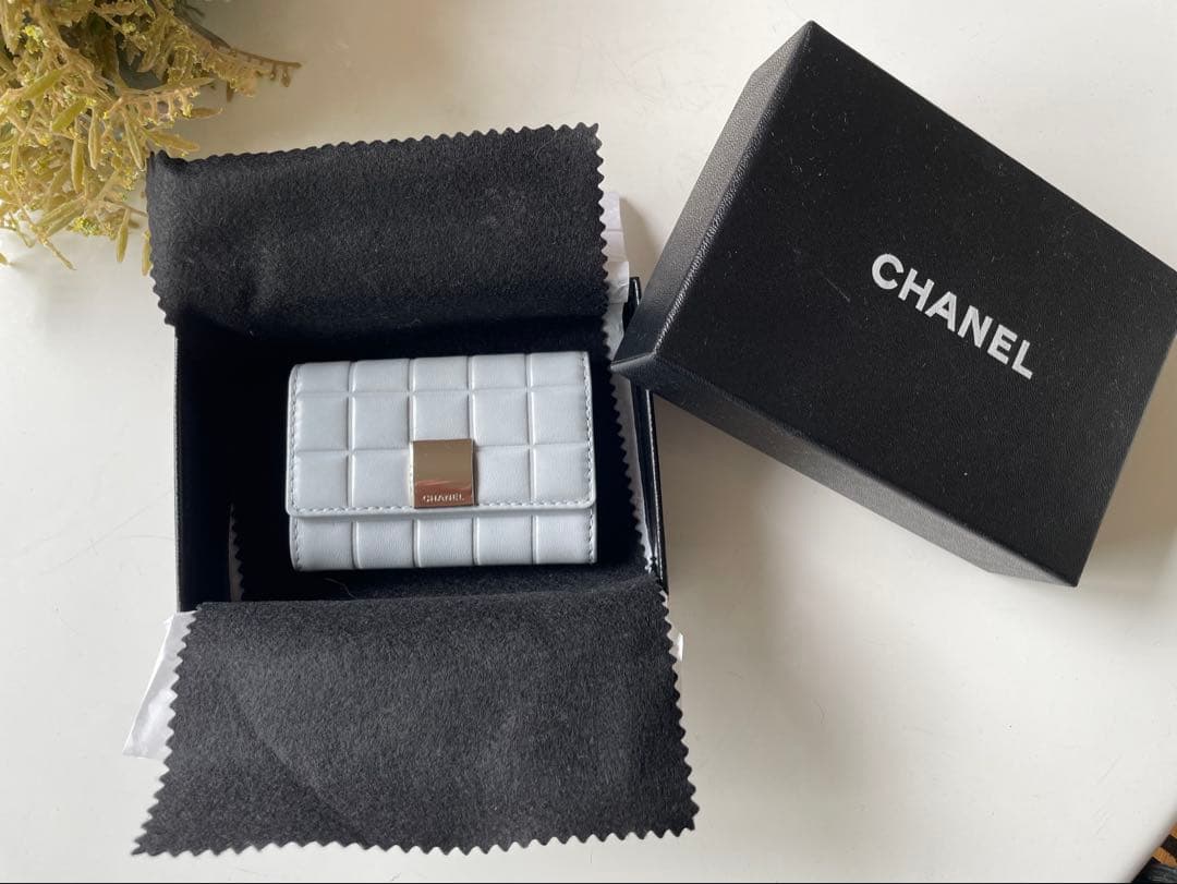 CHANEL チョコバー　キーケース 淡いブルーホワイト