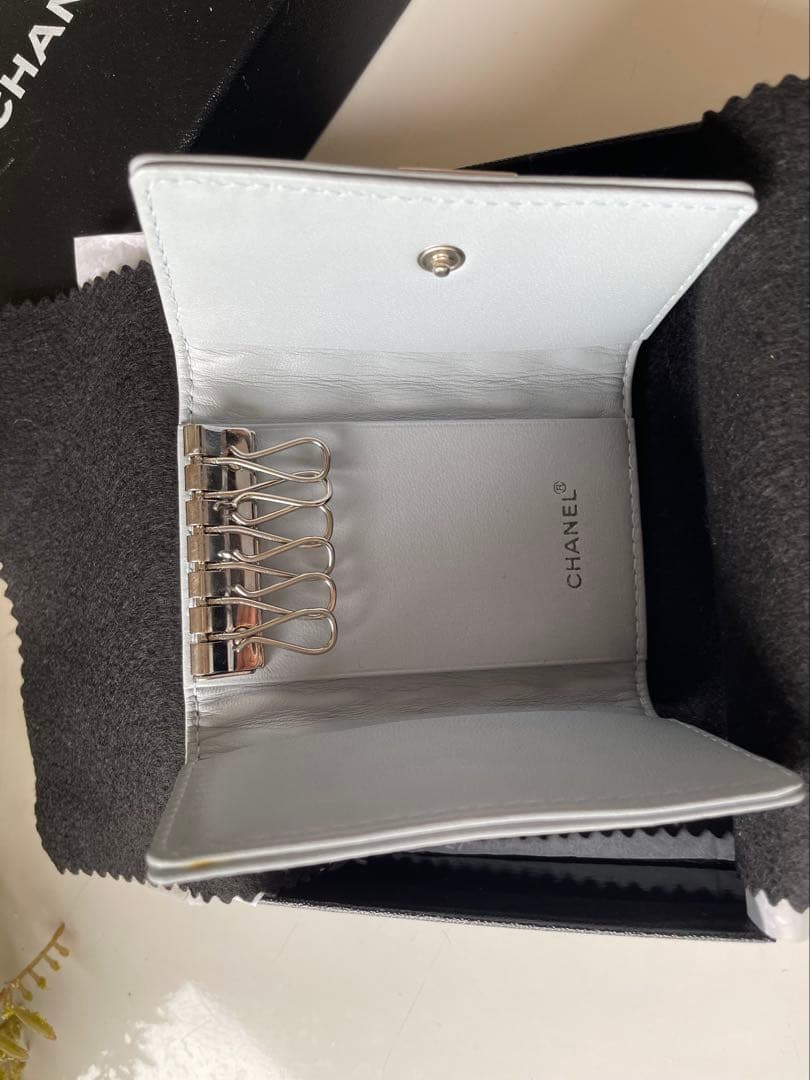 CHANEL チョコバー　キーケース 淡いブルーホワイト