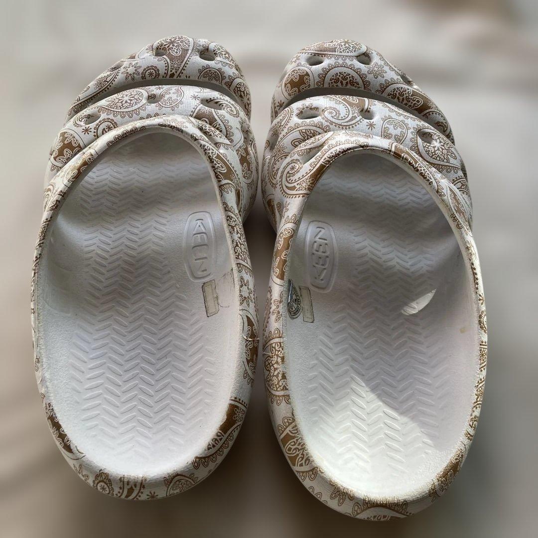 KEEN YOGUI サンダル　ペイズリー柄　ホワイト　26cm
