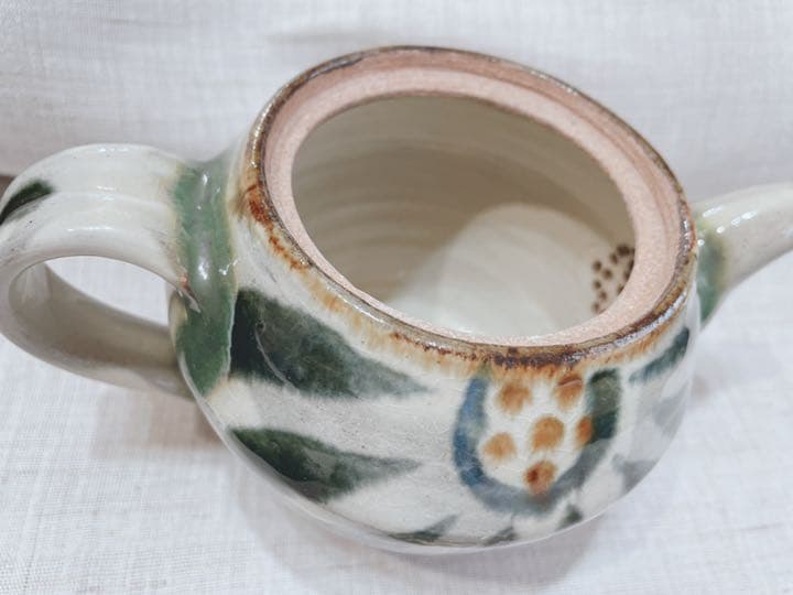 新品⭐︎沖縄　やちむん　ポット　菊紋　グリーン　白　白地