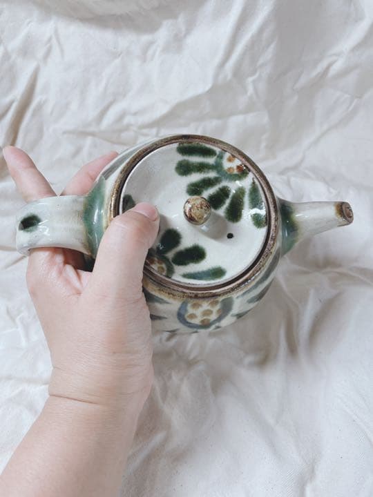 新品⭐︎沖縄　やちむん　ポット　菊紋　グリーン　白　白地