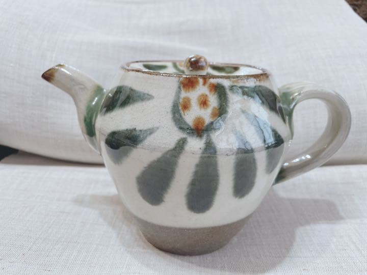 新品⭐︎沖縄　やちむん　ポット　菊紋　グリーン　白　白地