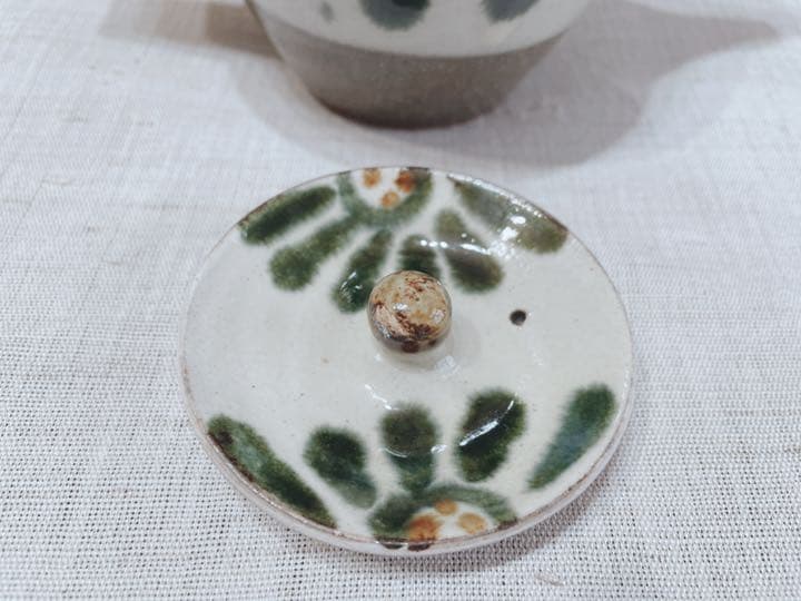 新品⭐︎沖縄　やちむん　ポット　菊紋　グリーン　白　白地