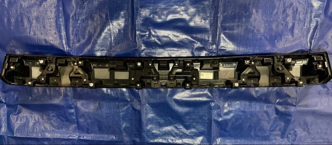 新車外し未使用、新型デリカD5純正リアガーニッシュ一体リアエンブレム