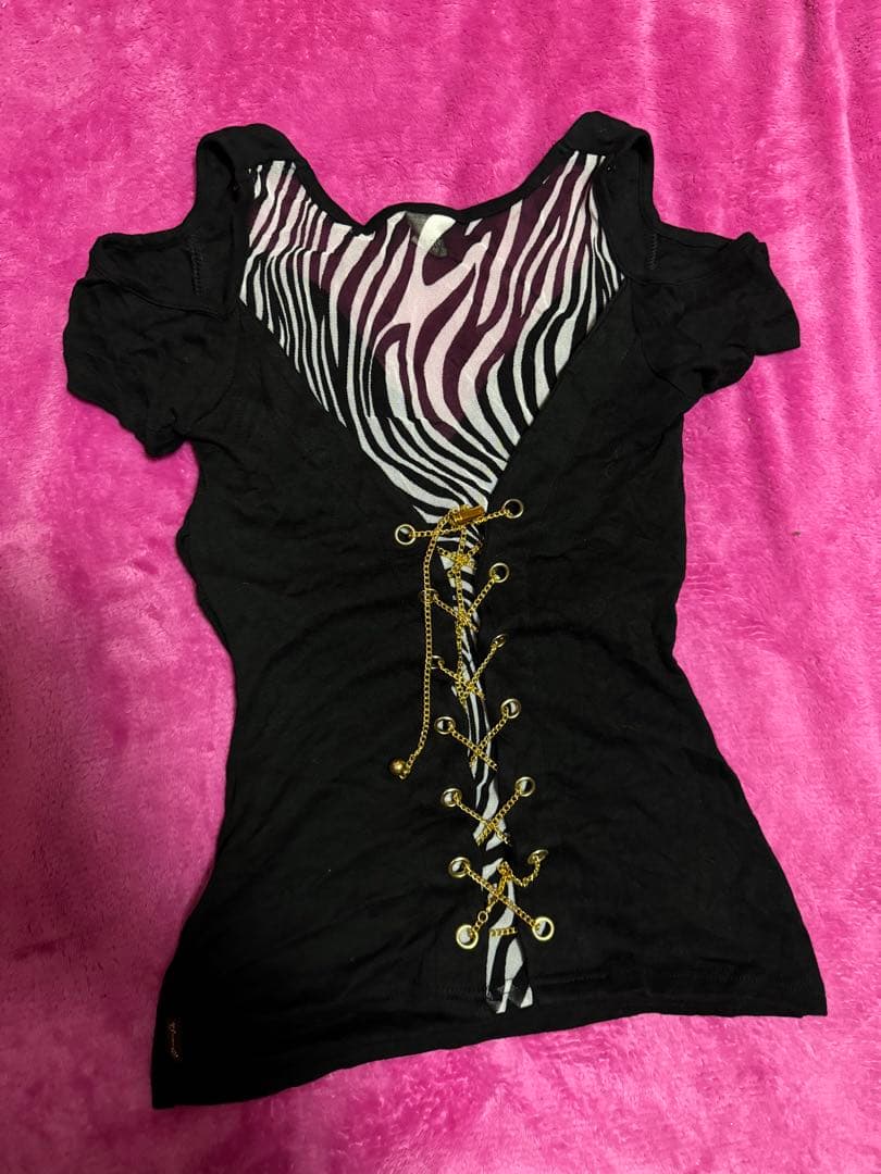 d.i.a. オフショルダー 黒 Tシャツ ゼブラ柄