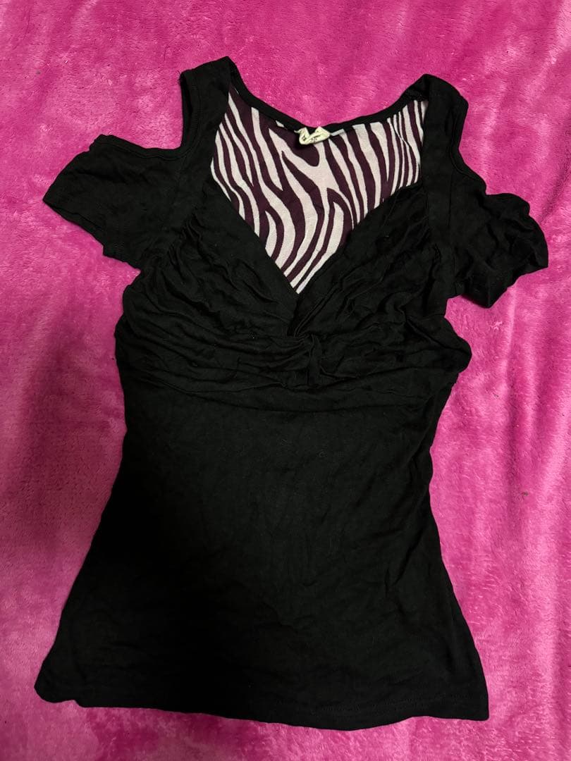 d.i.a. オフショルダー 黒 Tシャツ ゼブラ柄