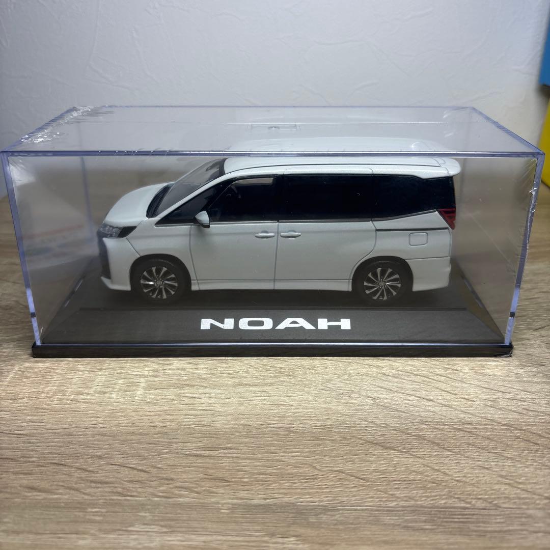 【未開封】トヨタ ノア ホワイトパール 1/30 カラーサンプルミニカー 非売品