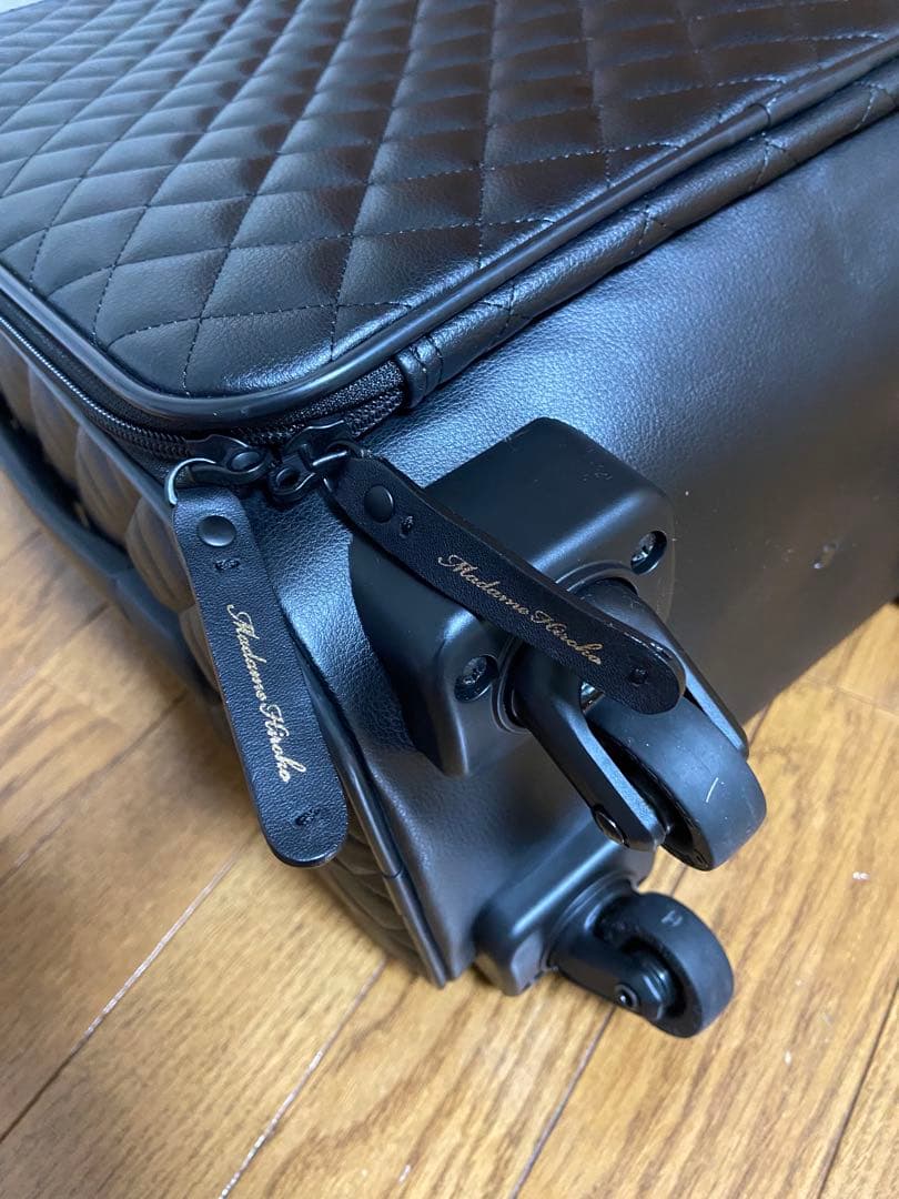 極美品マダムヒロコキルティング加工キャリーケースリアンブラック