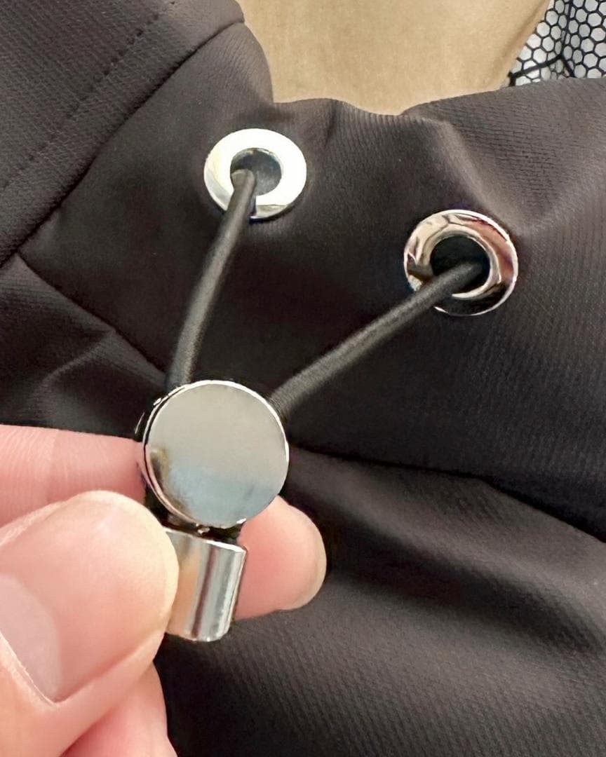 ブラック フード付きダウンジャケット