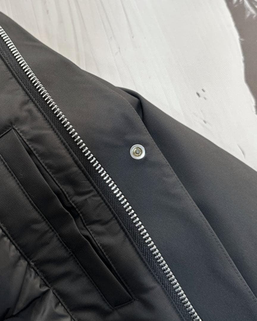 ブラック フード付きダウンジャケット