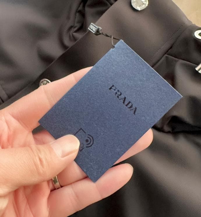 ブラック フード付きダウンジャケット