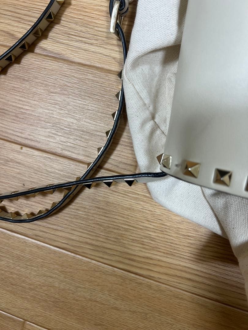 はなVALENTINO スタッズ付きアイボリーショルダーバッグ