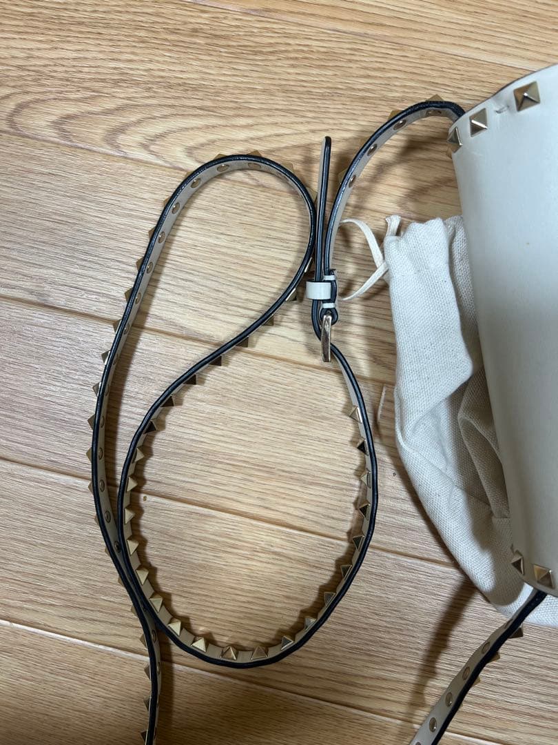 はなVALENTINO スタッズ付きアイボリーショルダーバッグ