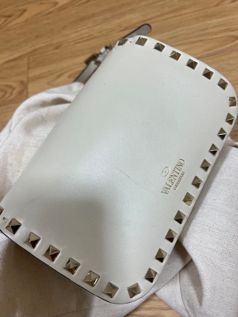 はなVALENTINO スタッズ付きアイボリーショルダーバッグ