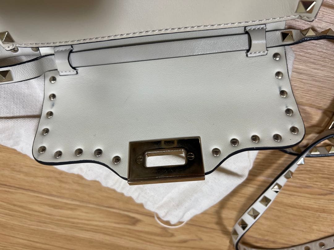 はなVALENTINO スタッズ付きアイボリーショルダーバッグ