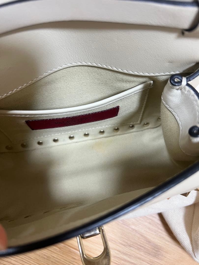 はなVALENTINO スタッズ付きアイボリーショルダーバッグ