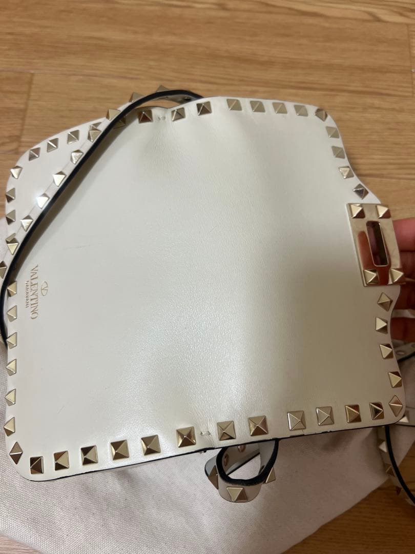 はなVALENTINO スタッズ付きアイボリーショルダーバッグ