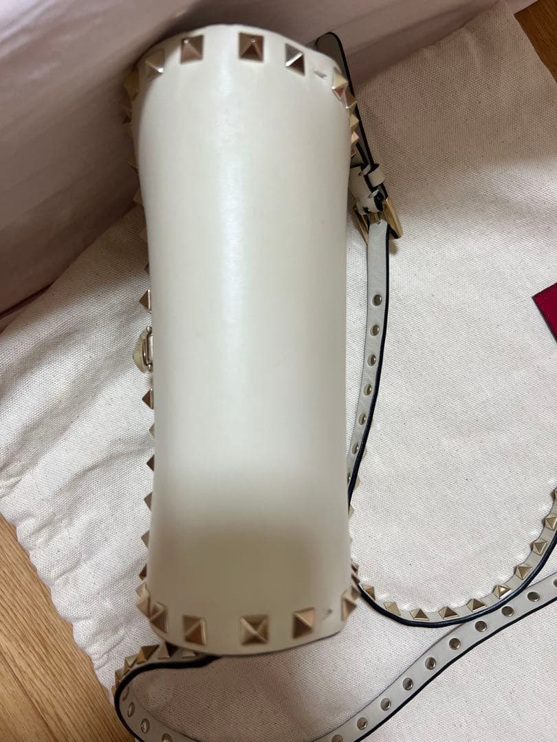 はなVALENTINO スタッズ付きアイボリーショルダーバッグ