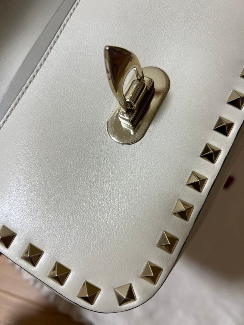 はなVALENTINO スタッズ付きアイボリーショルダーバッグ