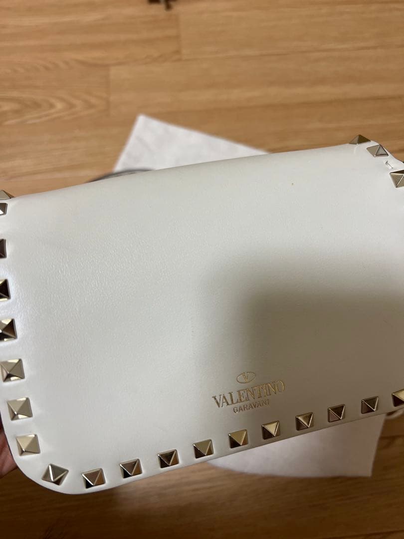 はなVALENTINO スタッズ付きアイボリーショルダーバッグ