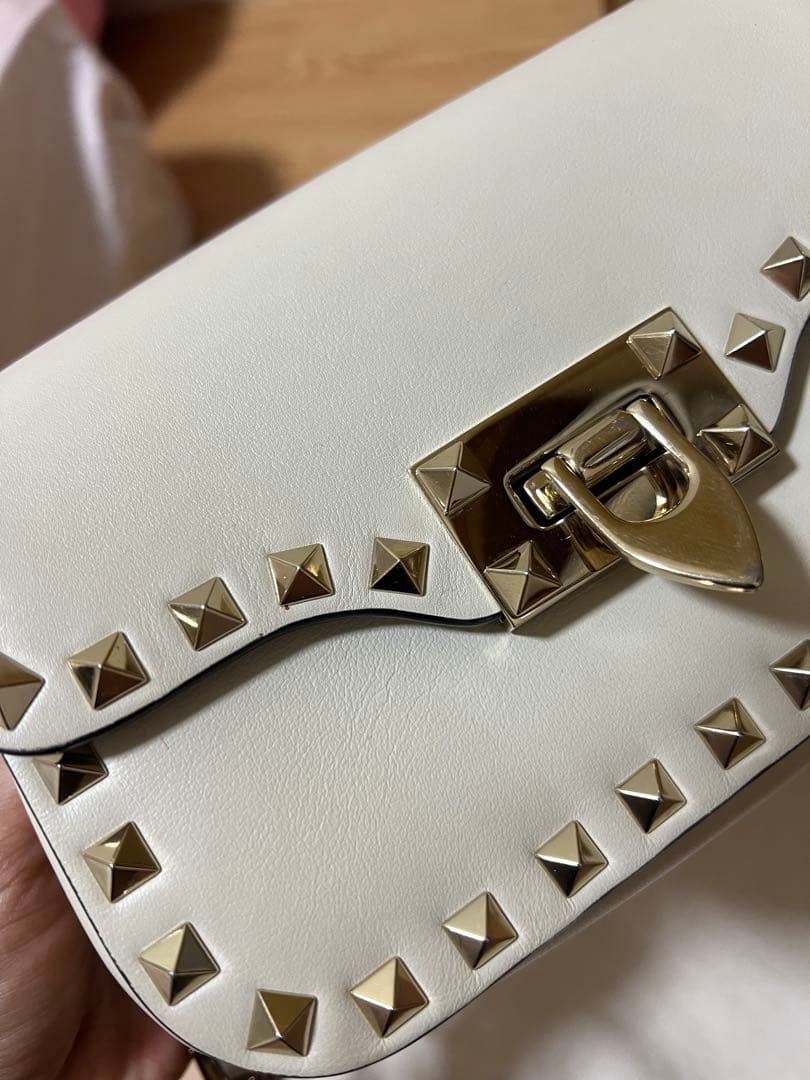 はなVALENTINO スタッズ付きアイボリーショルダーバッグ