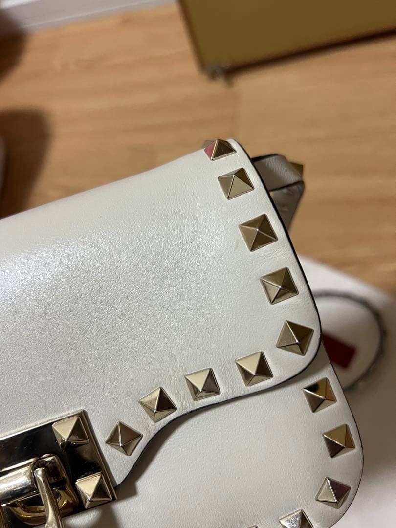 はなVALENTINO スタッズ付きアイボリーショルダーバッグ
