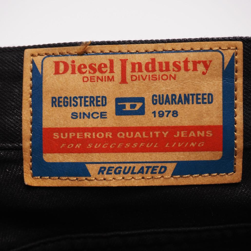24年製 DIESEL de-sire Shorts Coated Denim