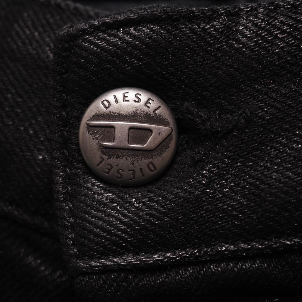 24年製 DIESEL de-sire Shorts Coated Denim