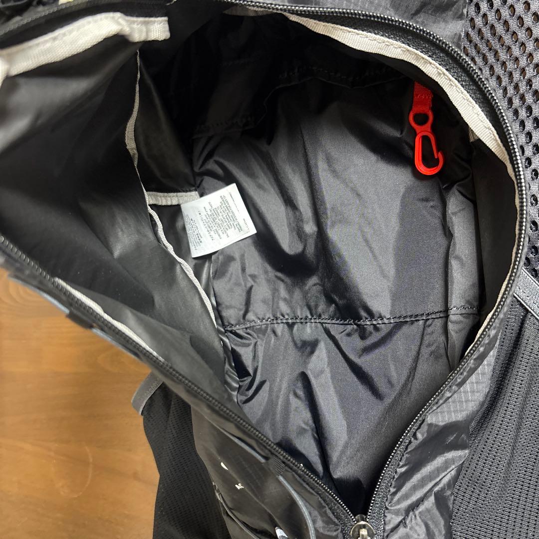 Salomon ランニングベスト 黒 メッシュ