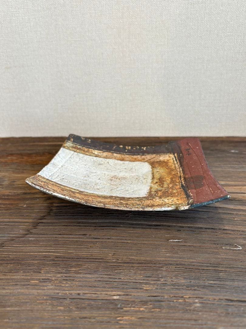 中野和馬　作　角皿　三つ足　裏にサイン有り