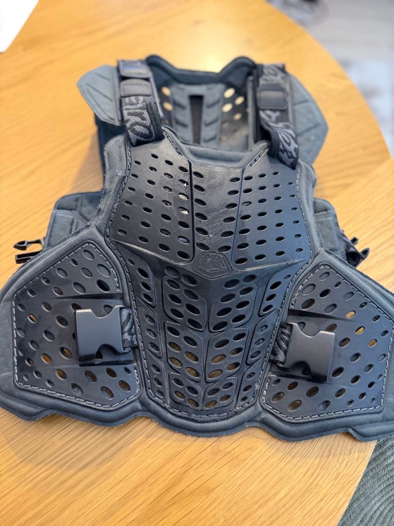 トロイリーデザイン プロテクター