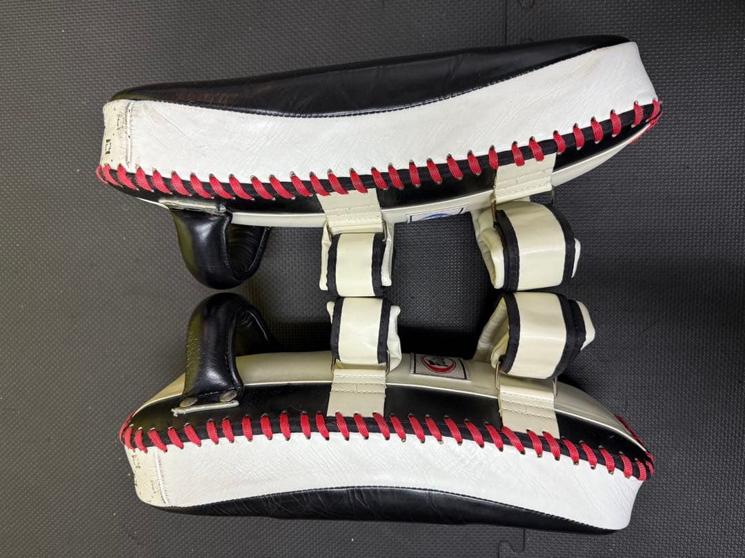 Fairtex キックミット 白黒赤