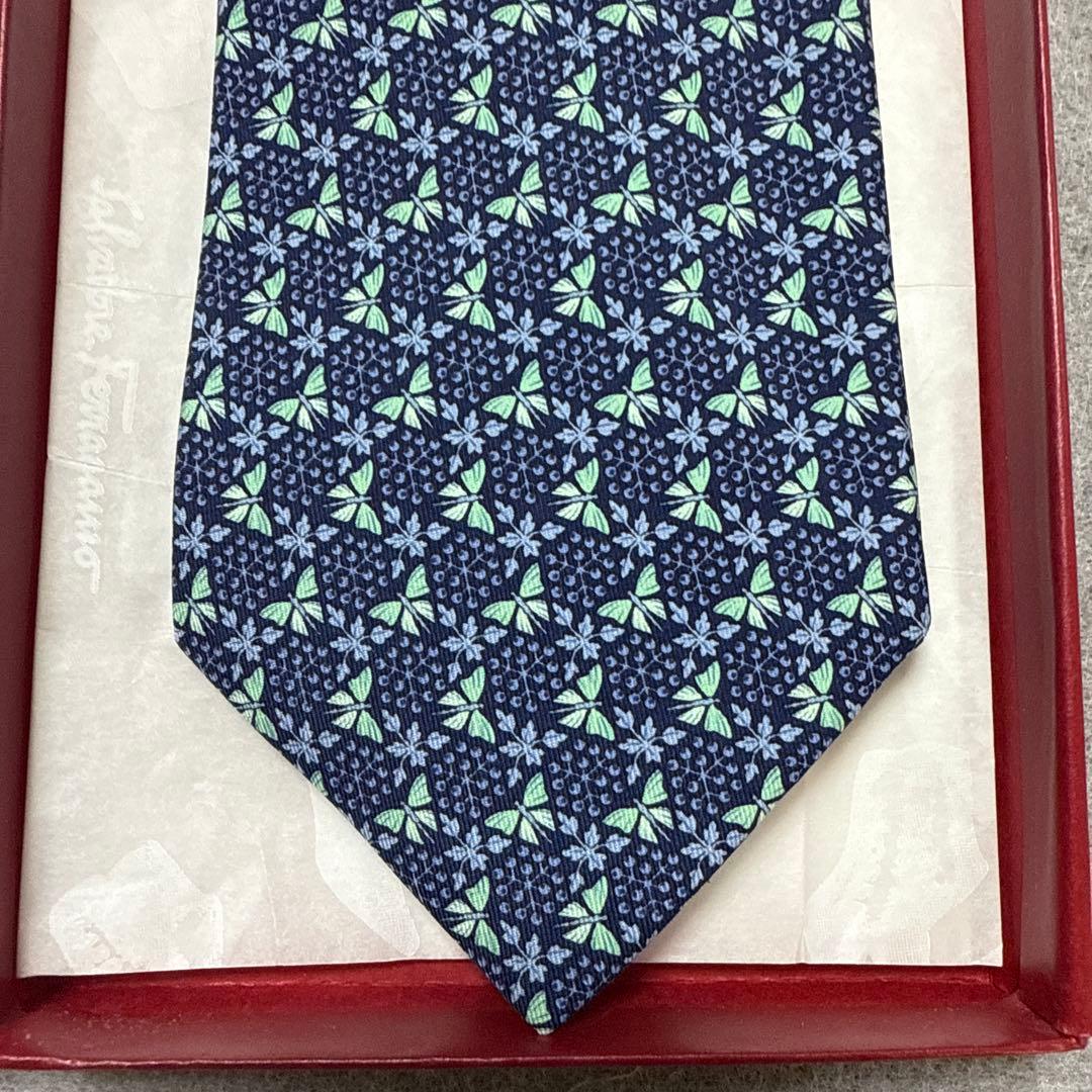 専用　箱付　未使用タグ付　サルバトーレフェラガモ　ネクタイ　紺・緑　蝶・花柄