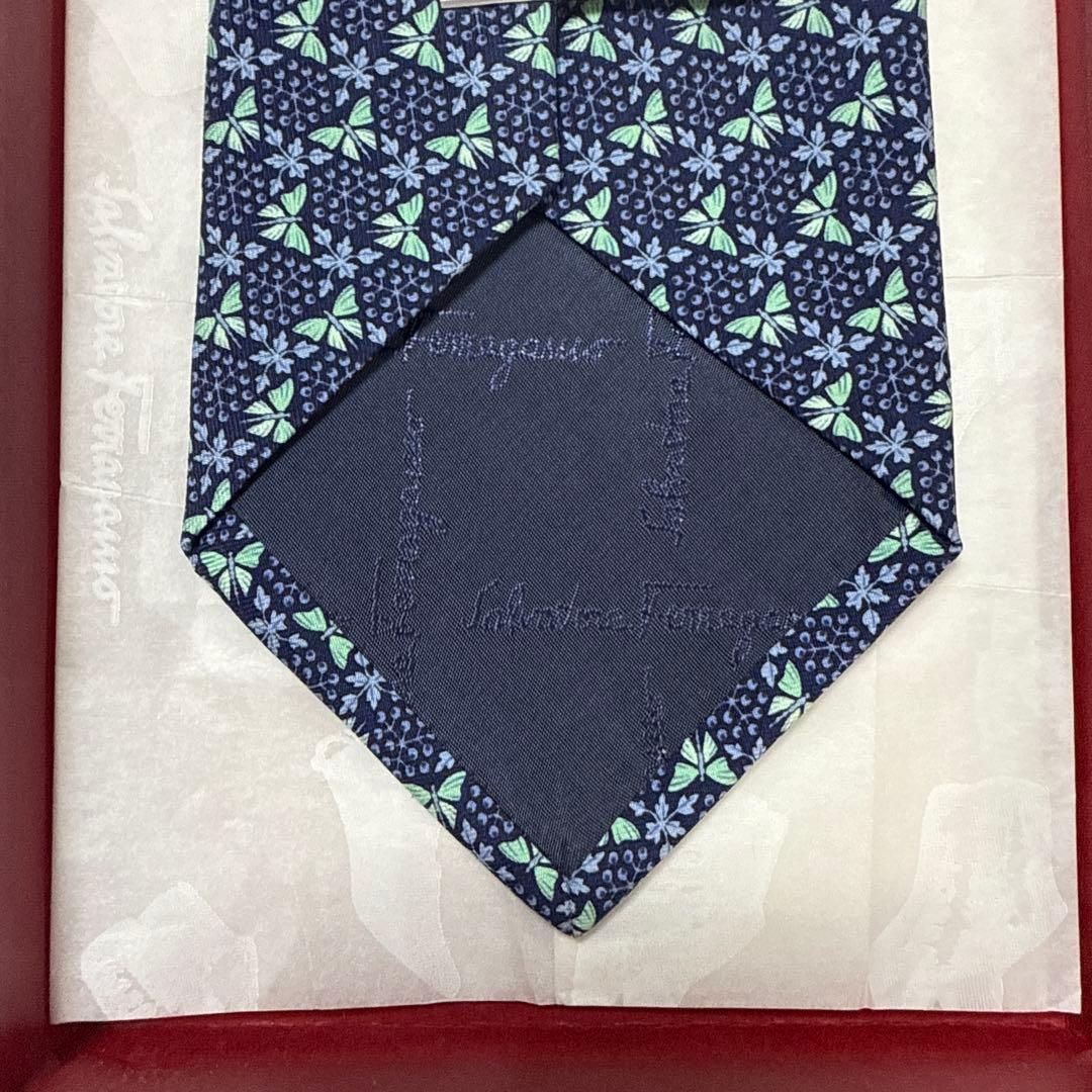 専用　箱付　未使用タグ付　サルバトーレフェラガモ　ネクタイ　紺・緑　蝶・花柄