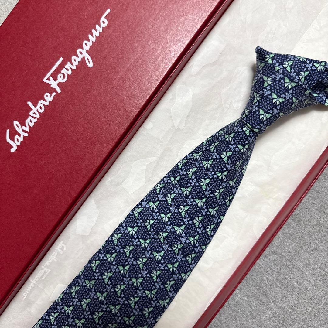 専用　箱付　未使用タグ付　サルバトーレフェラガモ　ネクタイ　紺・緑　蝶・花柄