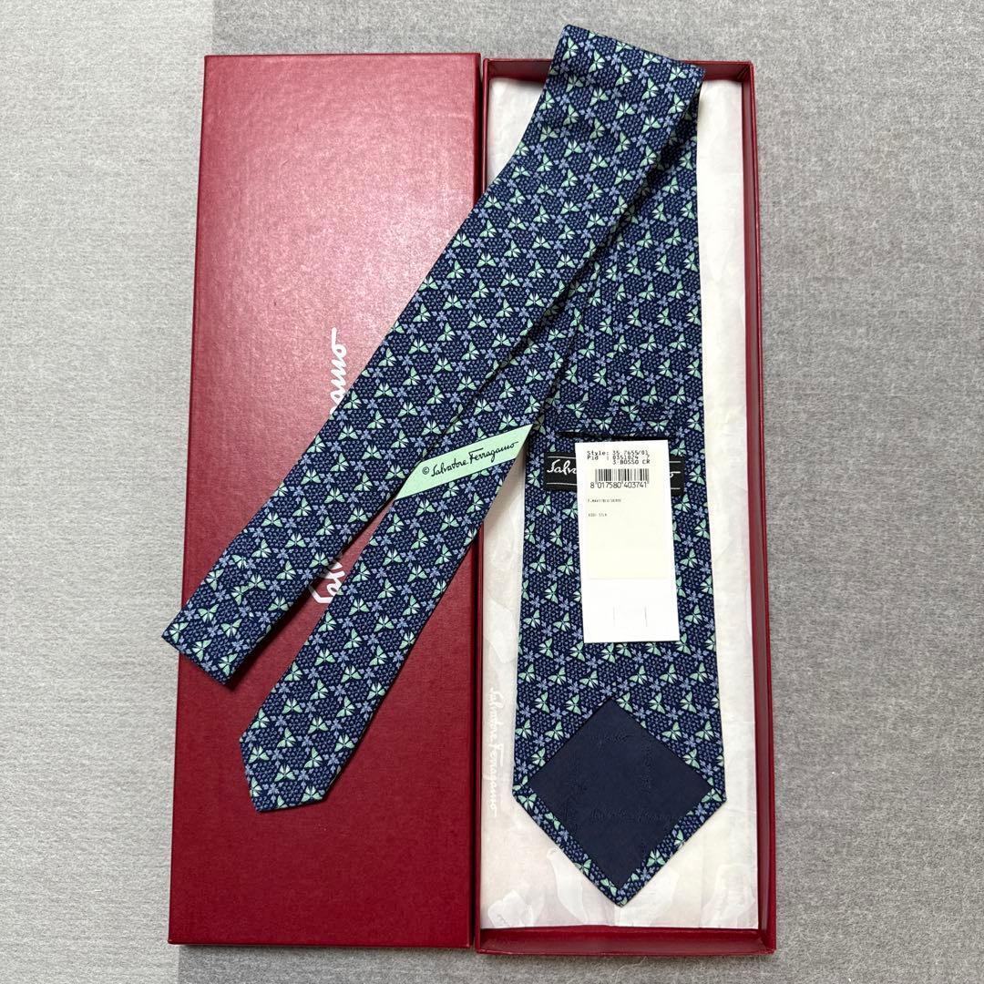 専用　箱付　未使用タグ付　サルバトーレフェラガモ　ネクタイ　紺・緑　蝶・花柄