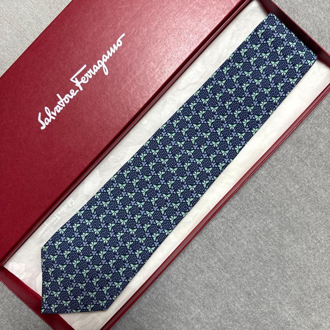 専用　箱付　未使用タグ付　サルバトーレフェラガモ　ネクタイ　紺・緑　蝶・花柄