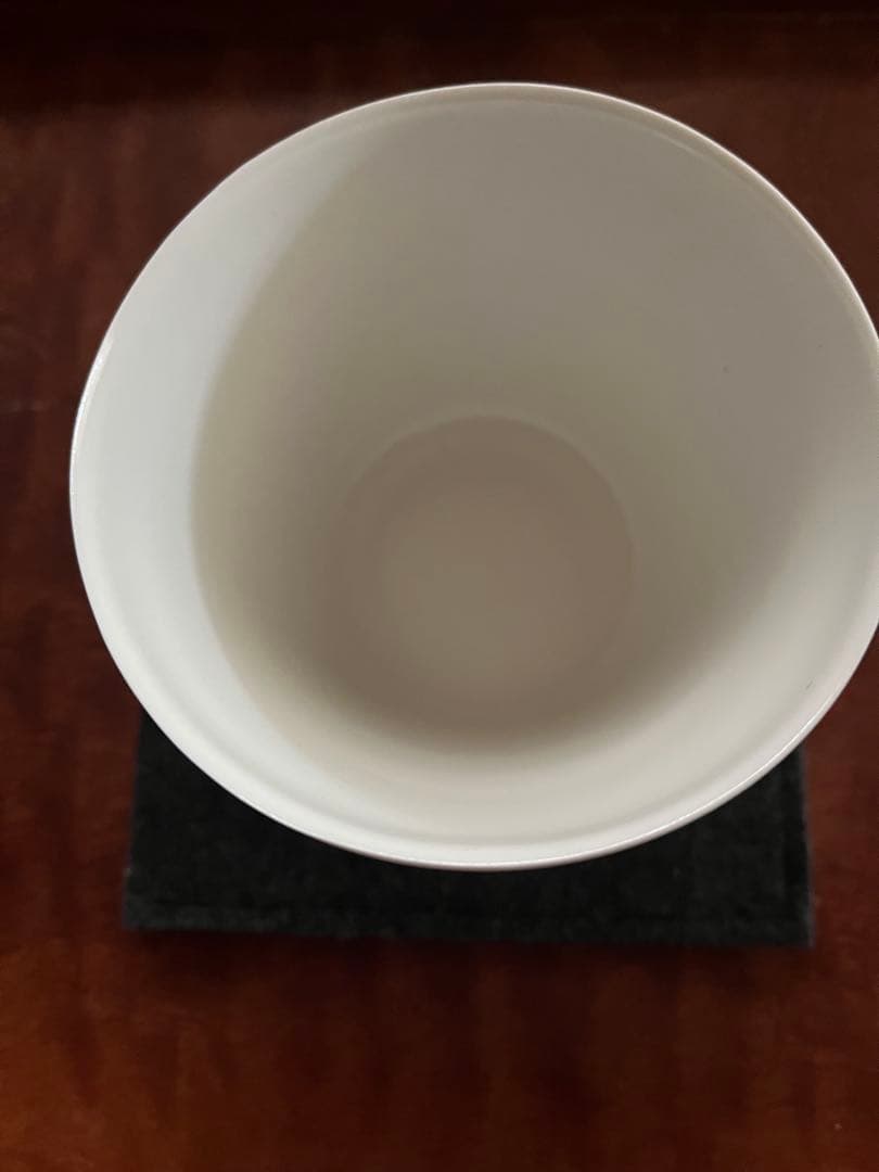 黒田泰蔵作品　白磁茶碗　高さ6．5センチ、直径9センチ．未使用品。